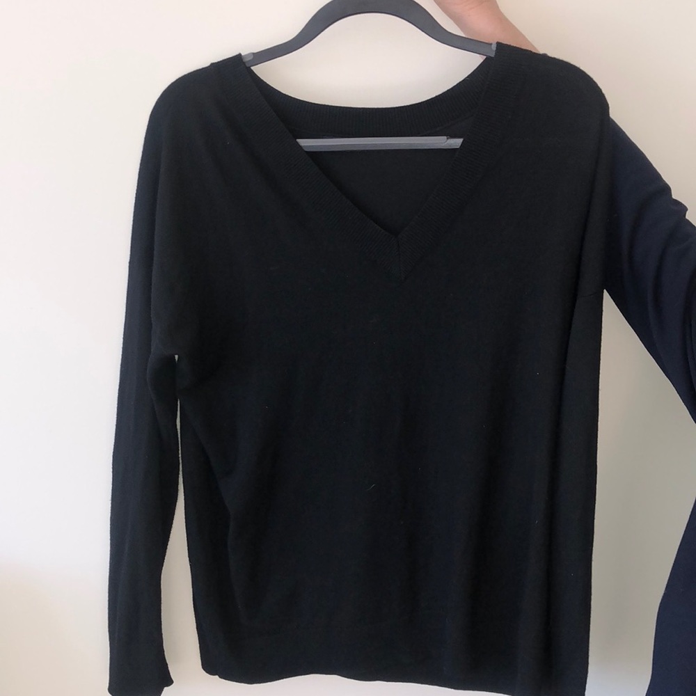 Black v neck gap sweater